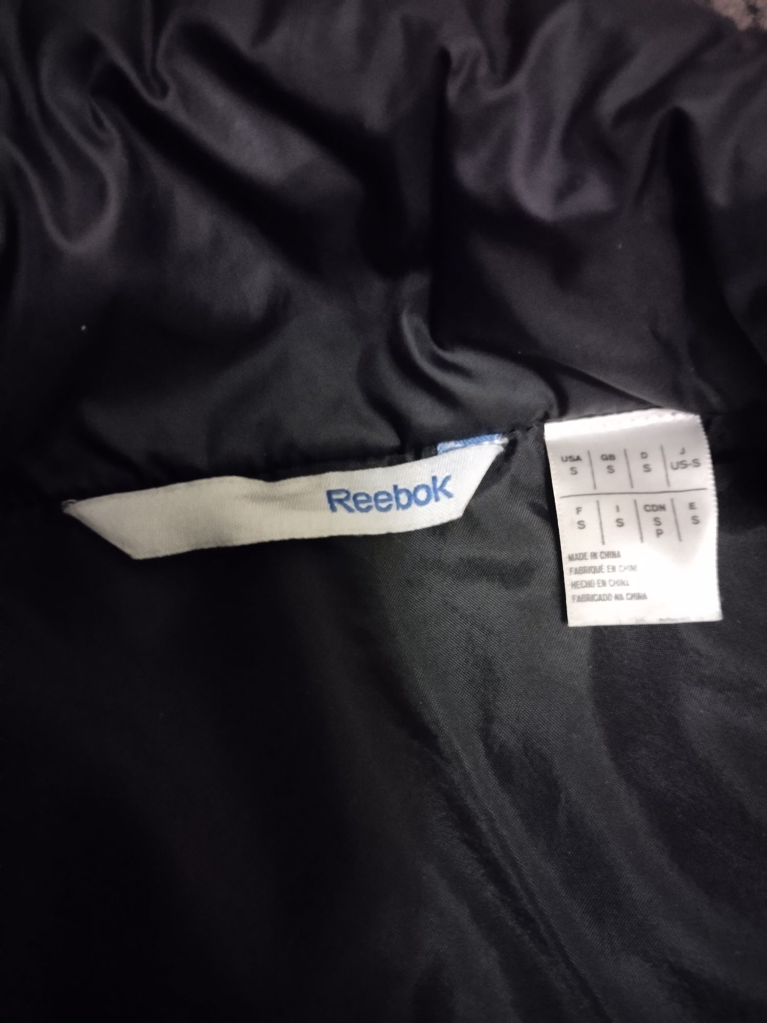 Продам  жилетку на подростка фирмы Reebok