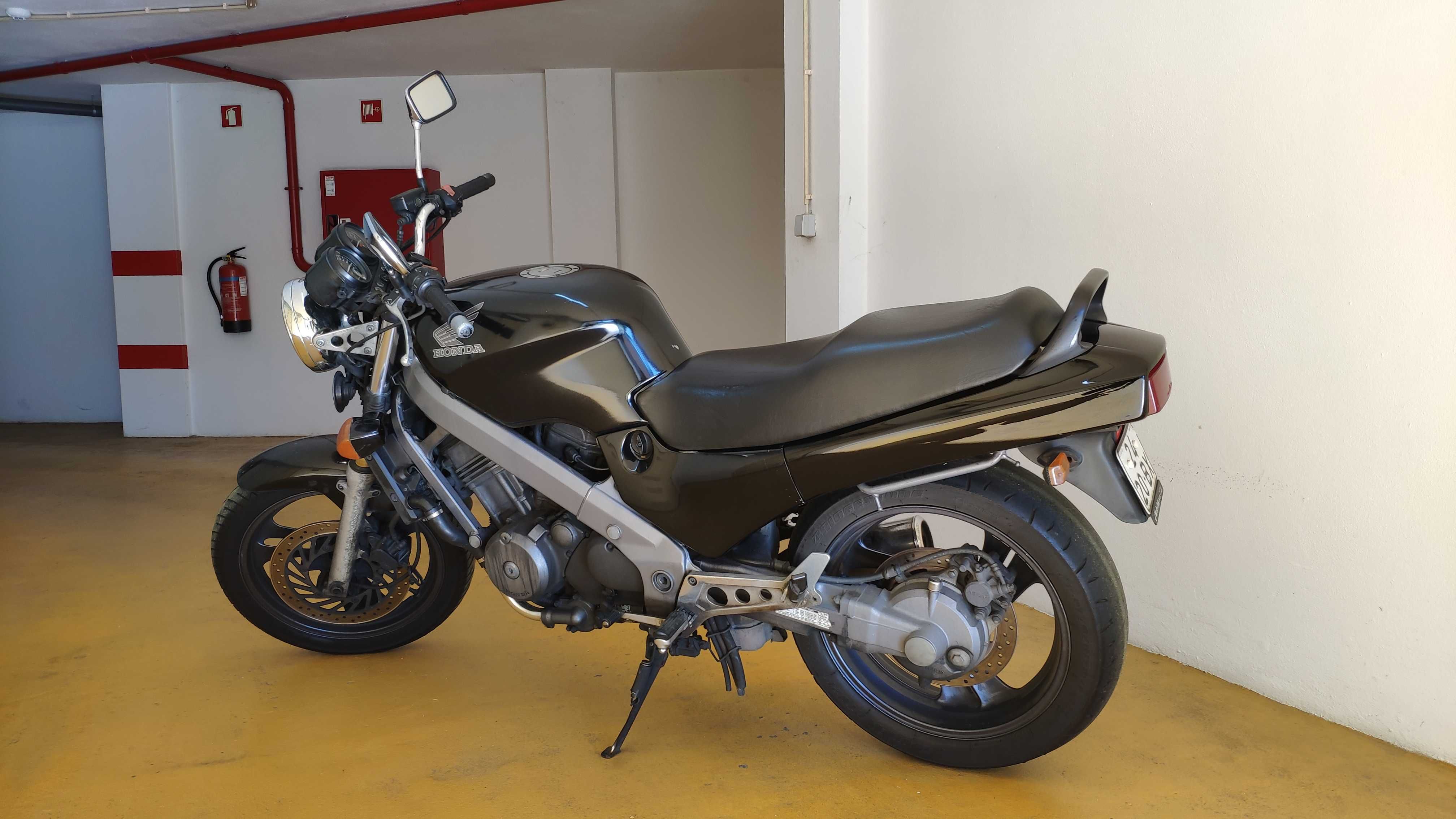 Honda NTV650 em bom estado de conservação