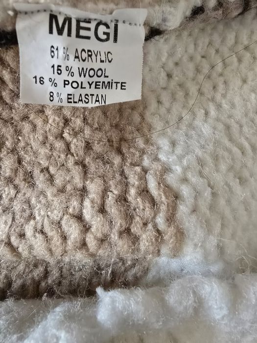 Bezowy kremowy czarny sweterek