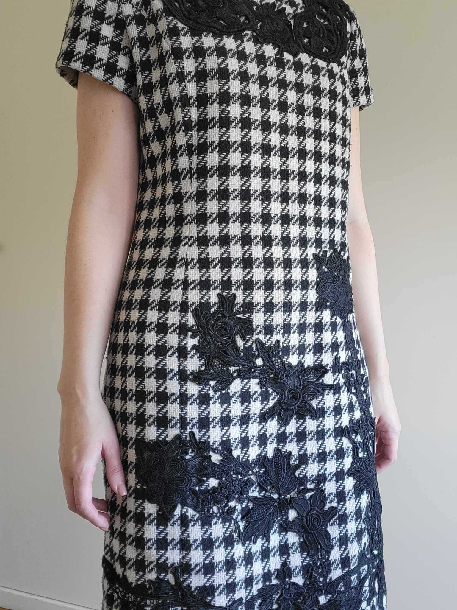 Vestido Xadrez Preto e Branco com Flores Bordadas