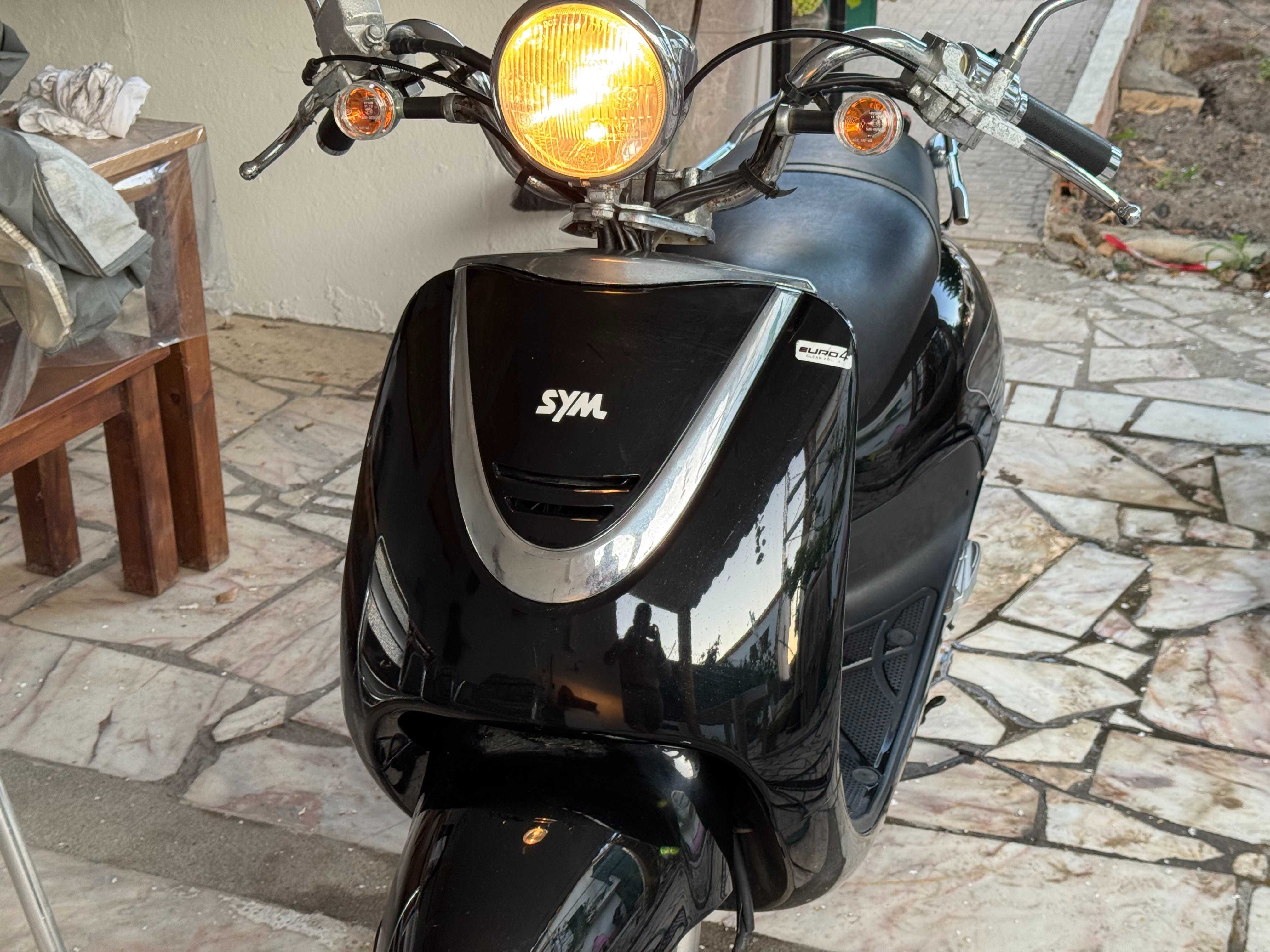 (Scooter) SYM Allo 50cc – Apenas 3 800 km! + capacete e capa