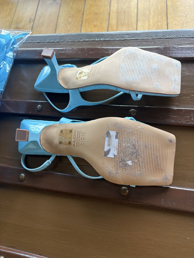 Sandalias novas e encharpe