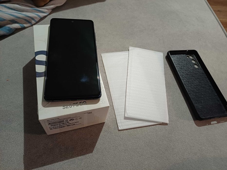 Samsung Galaxy s20 FE 5G - stan wizualny: 3,5/5; techniczny: 4/5