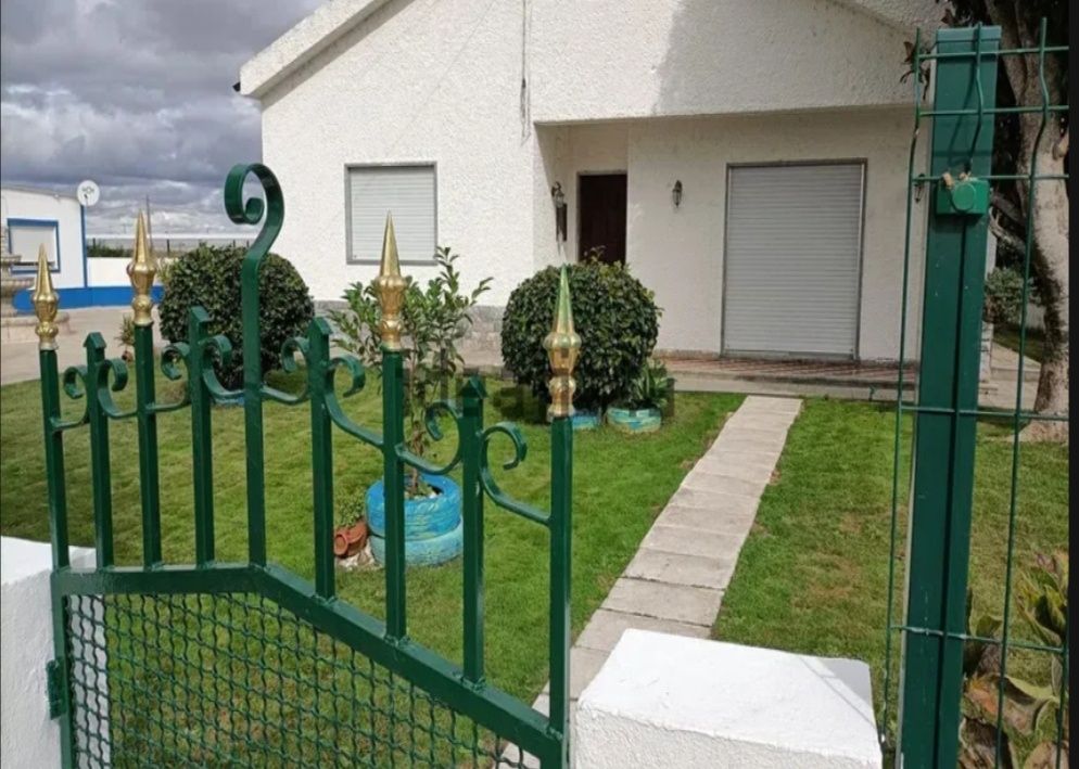 Moradia T3 com jardim para arrendar
