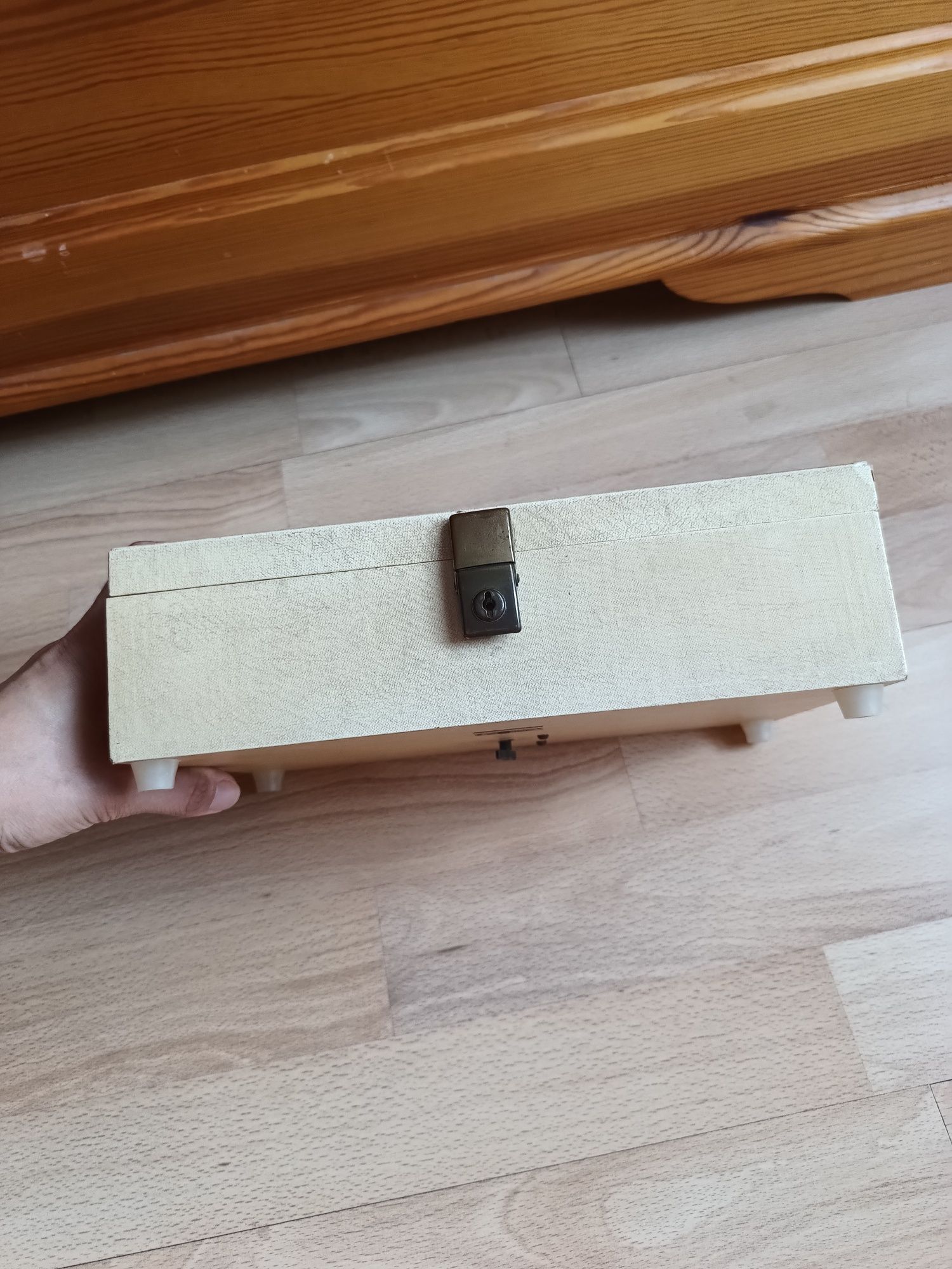 Stary kuferek na biżuterię pozytywka