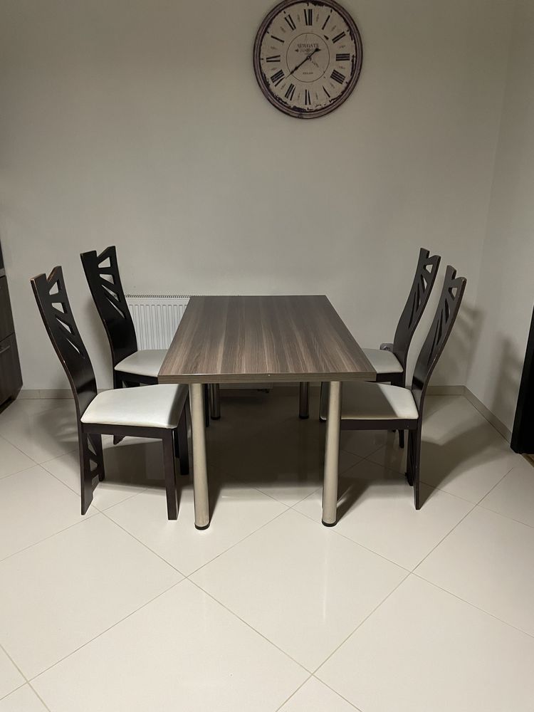 Stół z 4 krzeslami drewniane