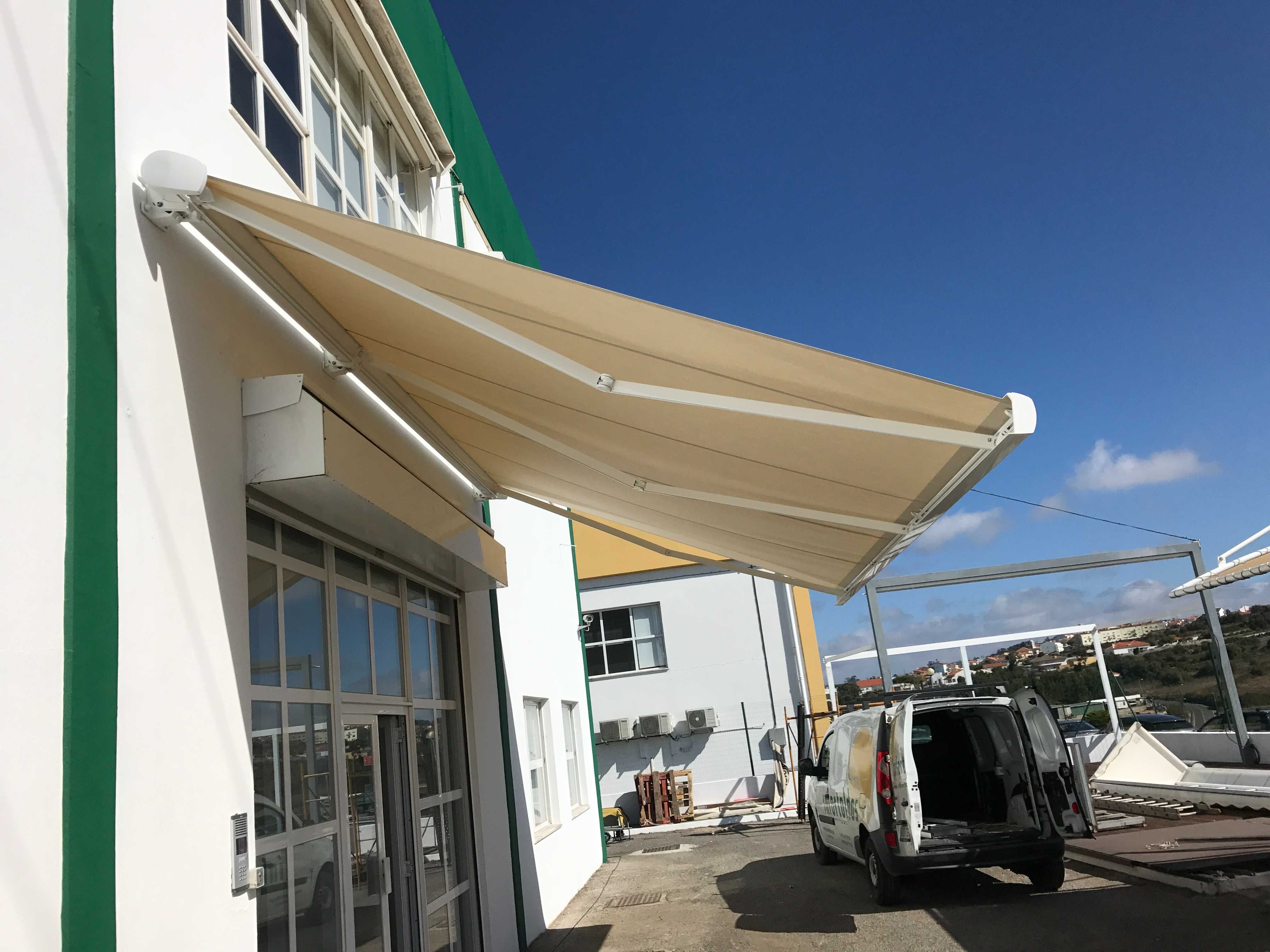 Toldo extensível com cofre