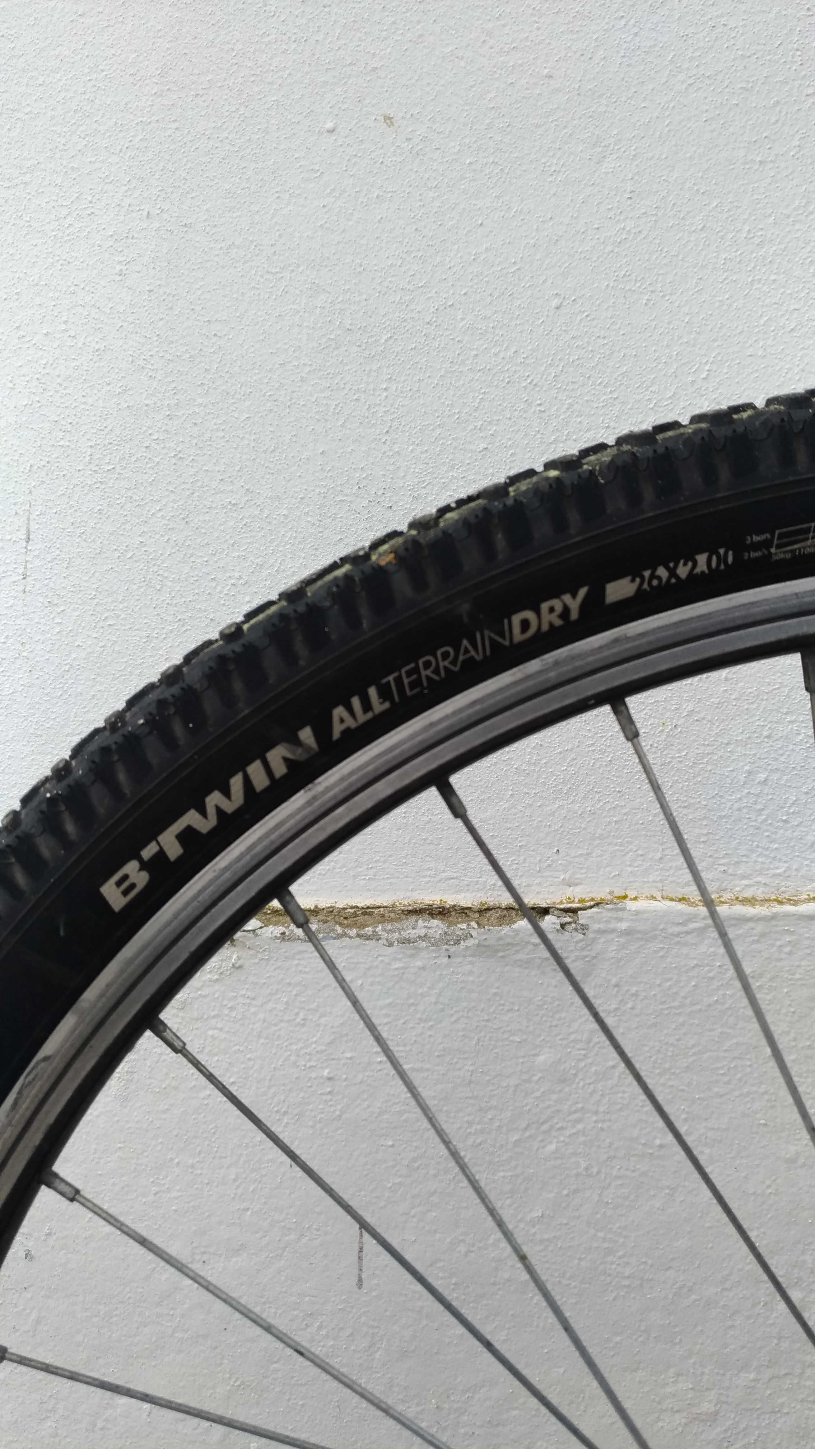 Pneus de bicicleta com camara de ar