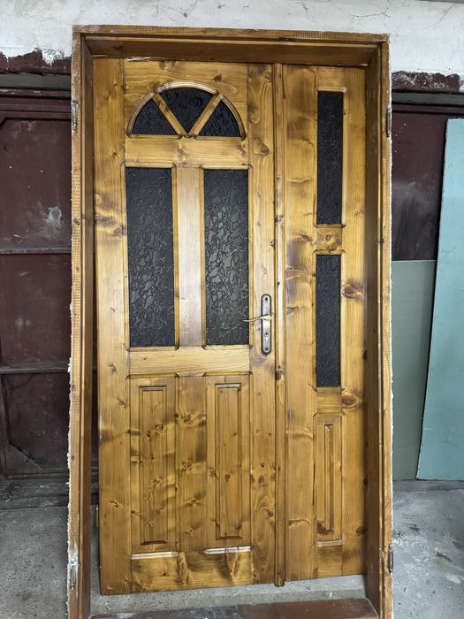 Двері деревяні в гарному збереженому стані