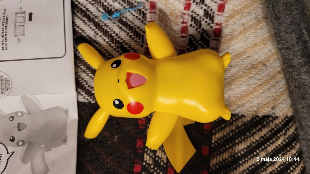 Interaktywna zabawka pokemon pikachu mówi świeci