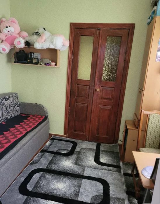 Продам чудову половину будинку на 3 спальні на Кущівці .