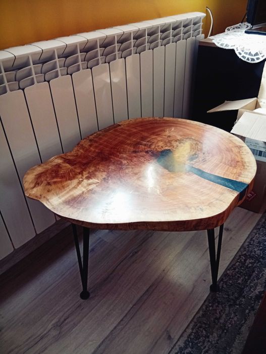 Stolik kawowy z plastra i zywicy epoksydowej