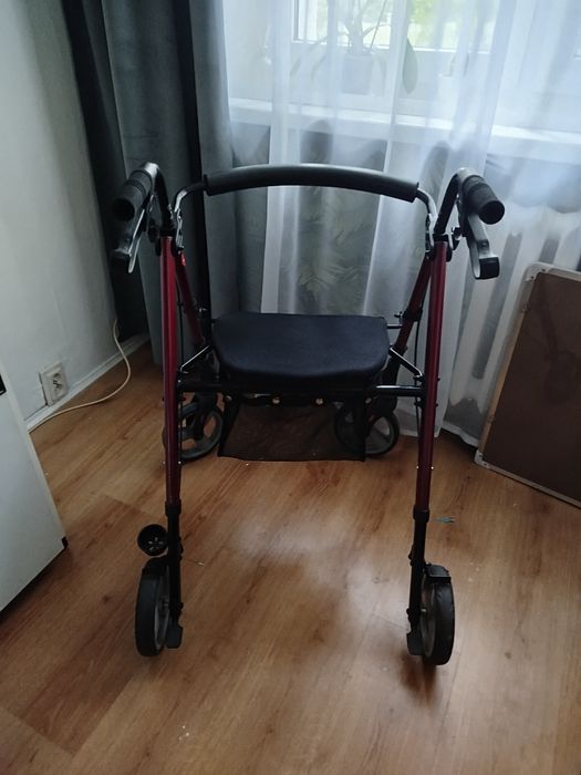 Chodzik dla seniora 4-kołowy z siedzeniem