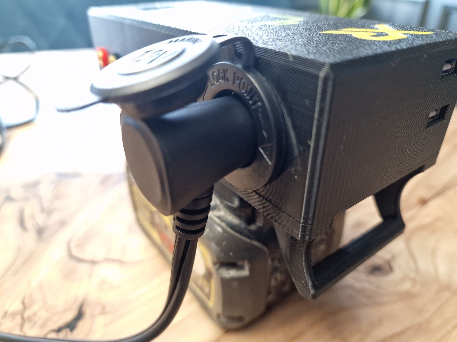Powerbank Dewalt adapter z gniazdem zapalniczki USB
