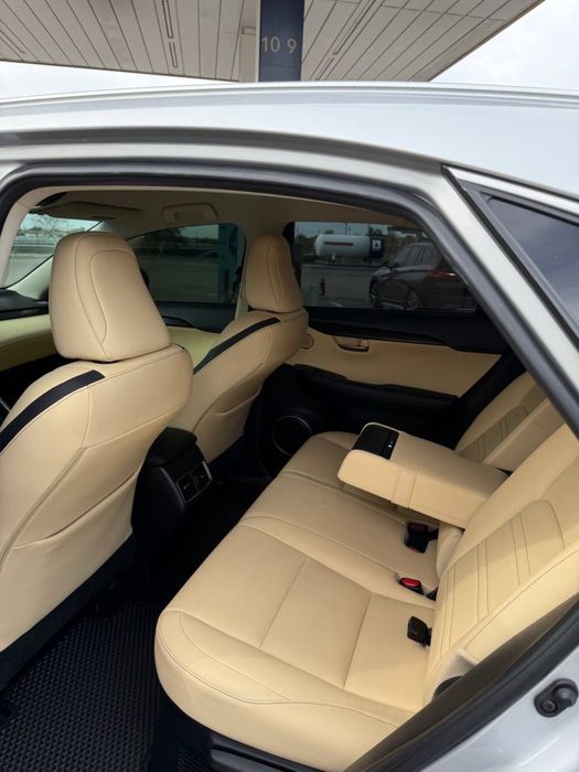 Lexus NX 2016 года 2.0 бензин