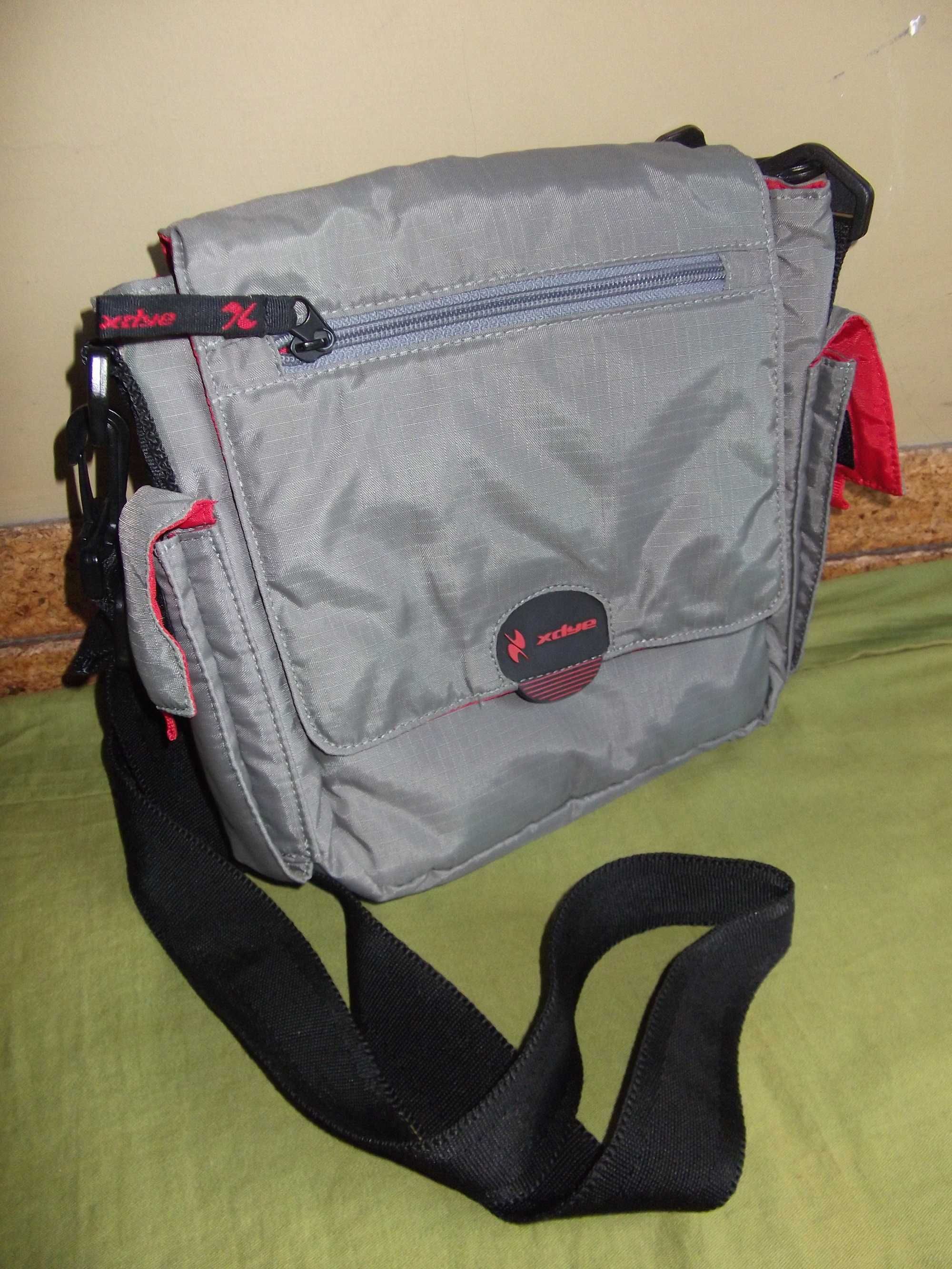 Bolsa pequena impermeável cinza /Gray waterproof small bag - PULL&BEAR