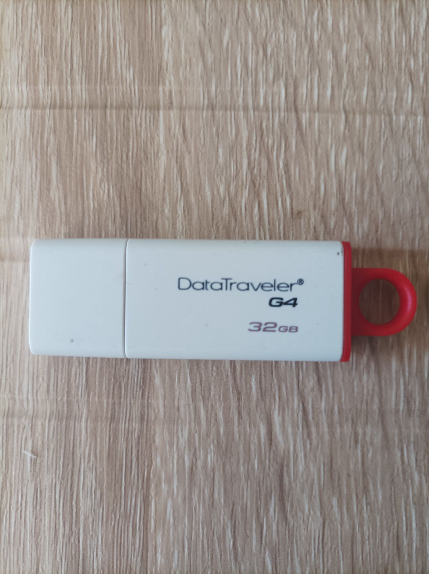 флешка Kingston 32 Gb в білому кольорі