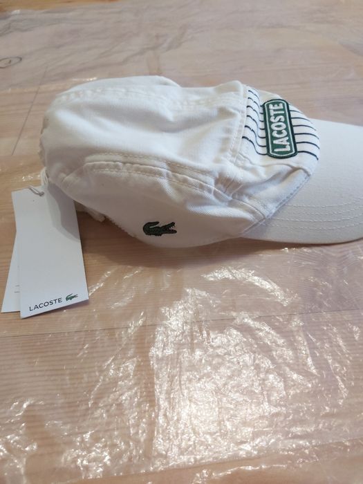 Biała czapka z daszkiem Lacoste