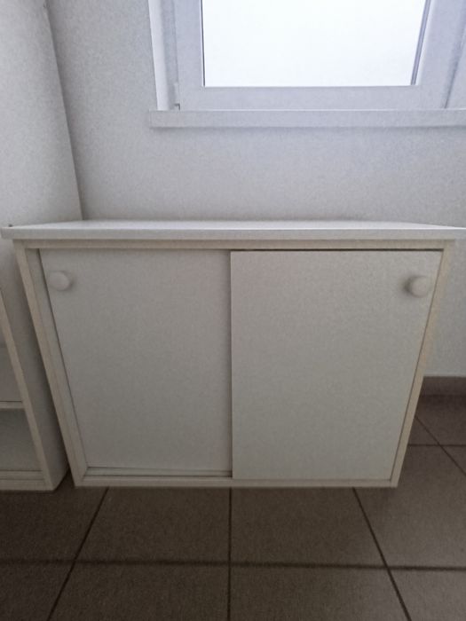 Szafki z przesuwanymi drzwiczkami