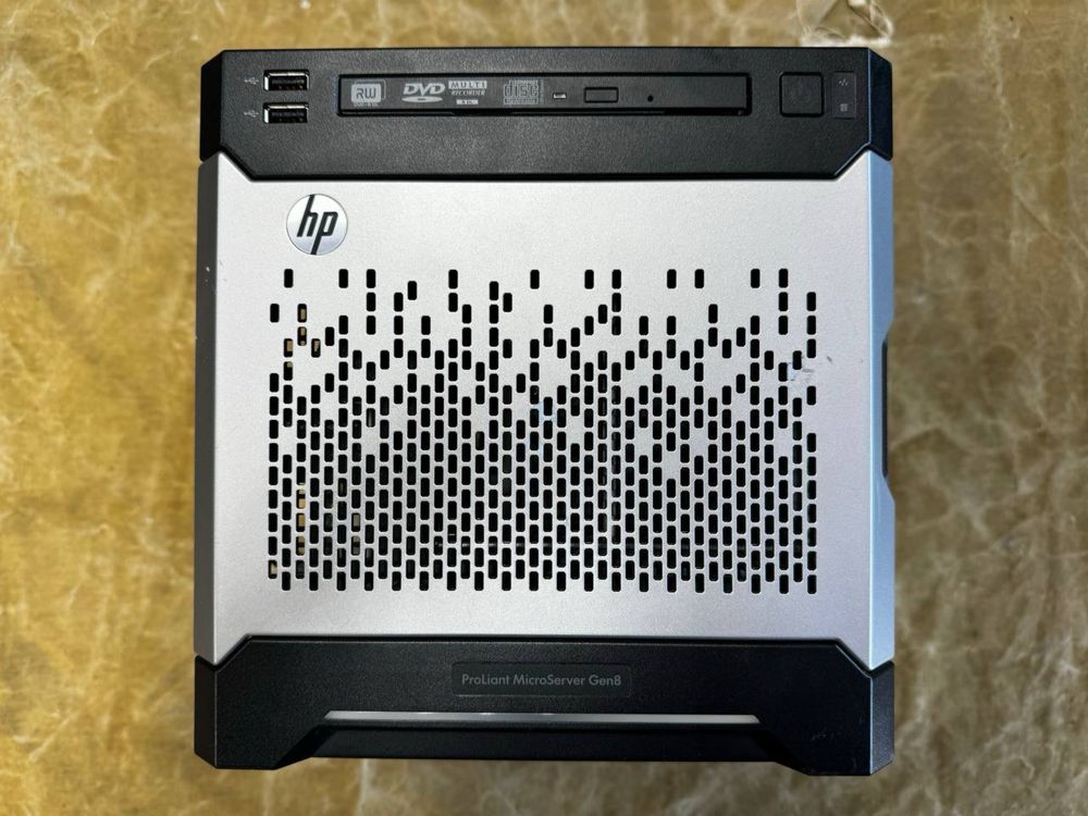 HP ProLiant MicroServer Gen8 / G1610T / 8GB