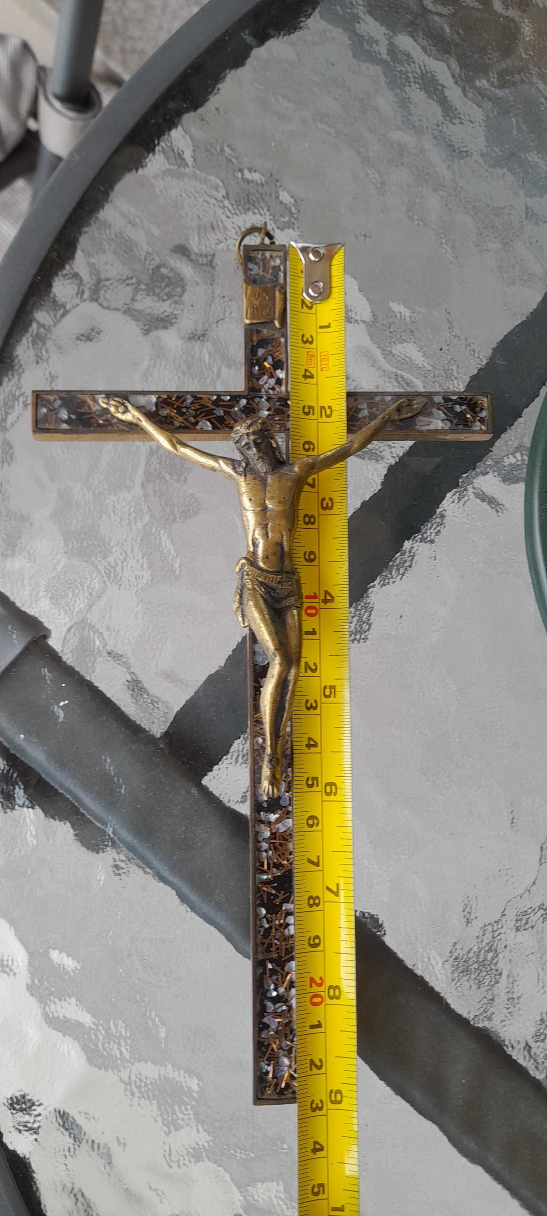 Crucifixo antigo em metal com madrepérola
