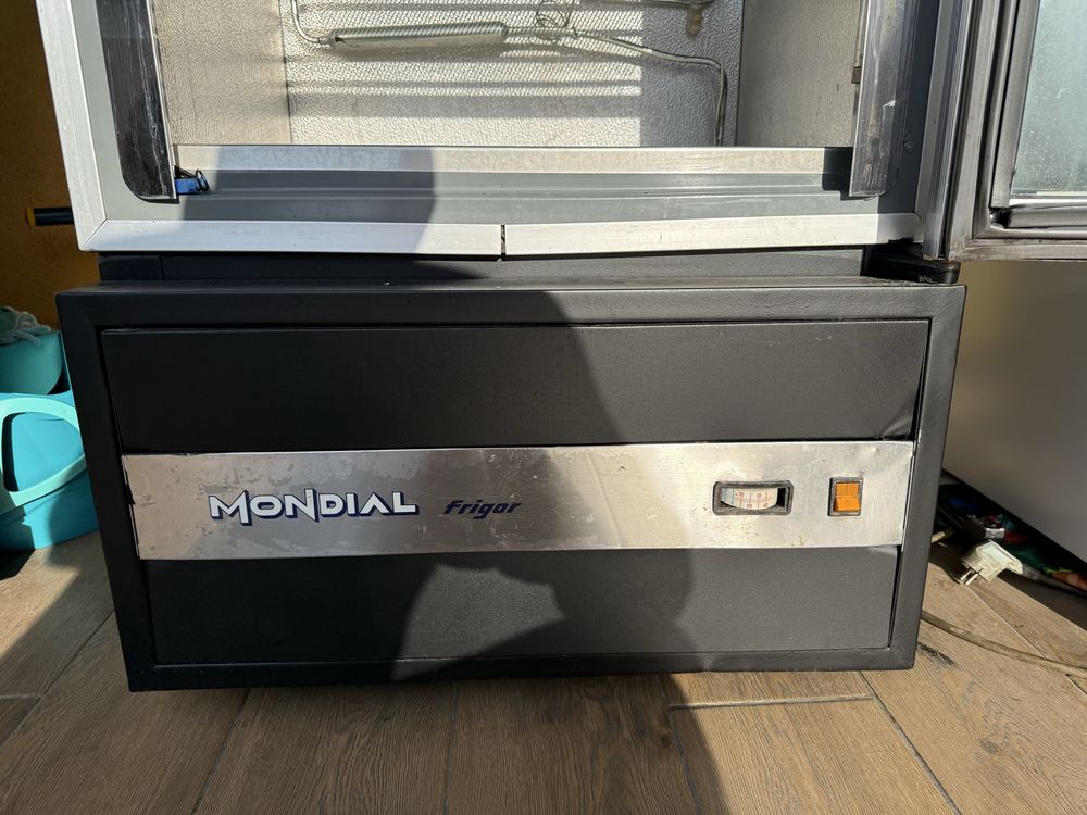 Морозильна вітрина MONDIAL