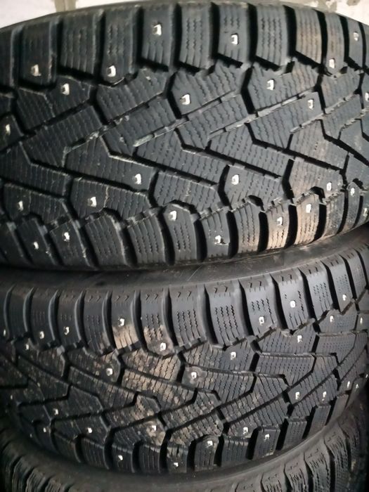Зимова резина  225/50 17
