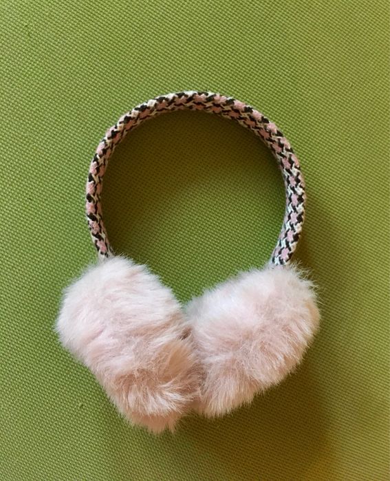 Теплі вушка) Можна регулювати в різні сторони