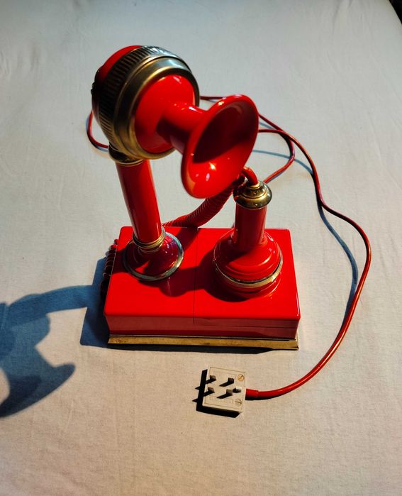 Telefon z czasów PRL czerwony