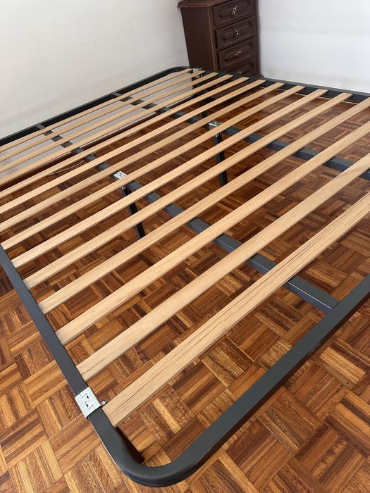 Vendo estrado de cama Queen