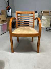 Cadeira em Cerejeira fabricada em Paços de Ferreira