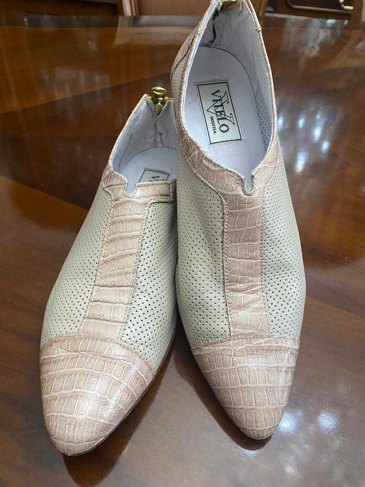 Sapatos Donna Vitelo V, tamanho 38, em pele com detalhe estilo croco.