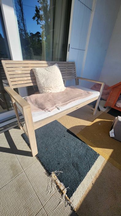 Conjunto de móveis de jardim de madeira, incluindo mesas e cadeiras