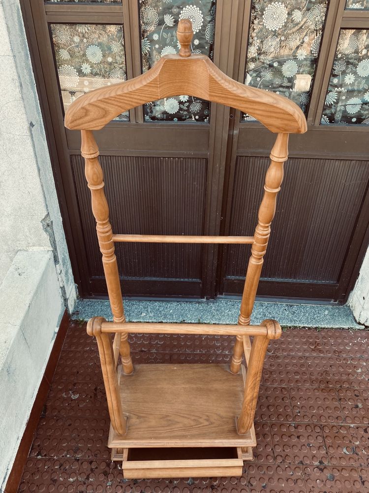 Cabide de chão com gaveta (madeira pinho mel).