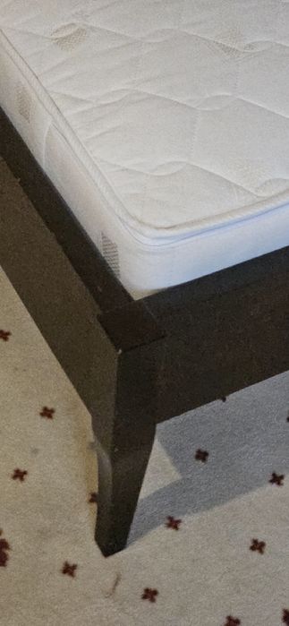 Stylowe łóżko ze stelażem i materacem.