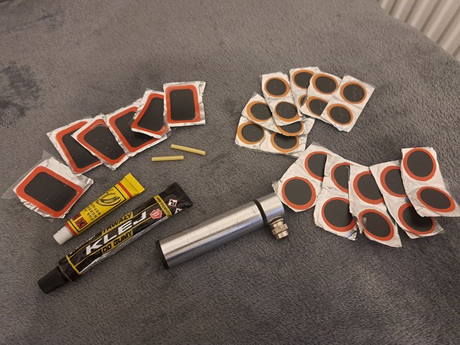 Pompka rowerowa + łatki do dętek zestaw naprawczy