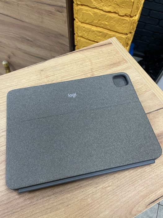Чехол-клавіатура Logitech Combo Touch для Apple iPad Pro 11