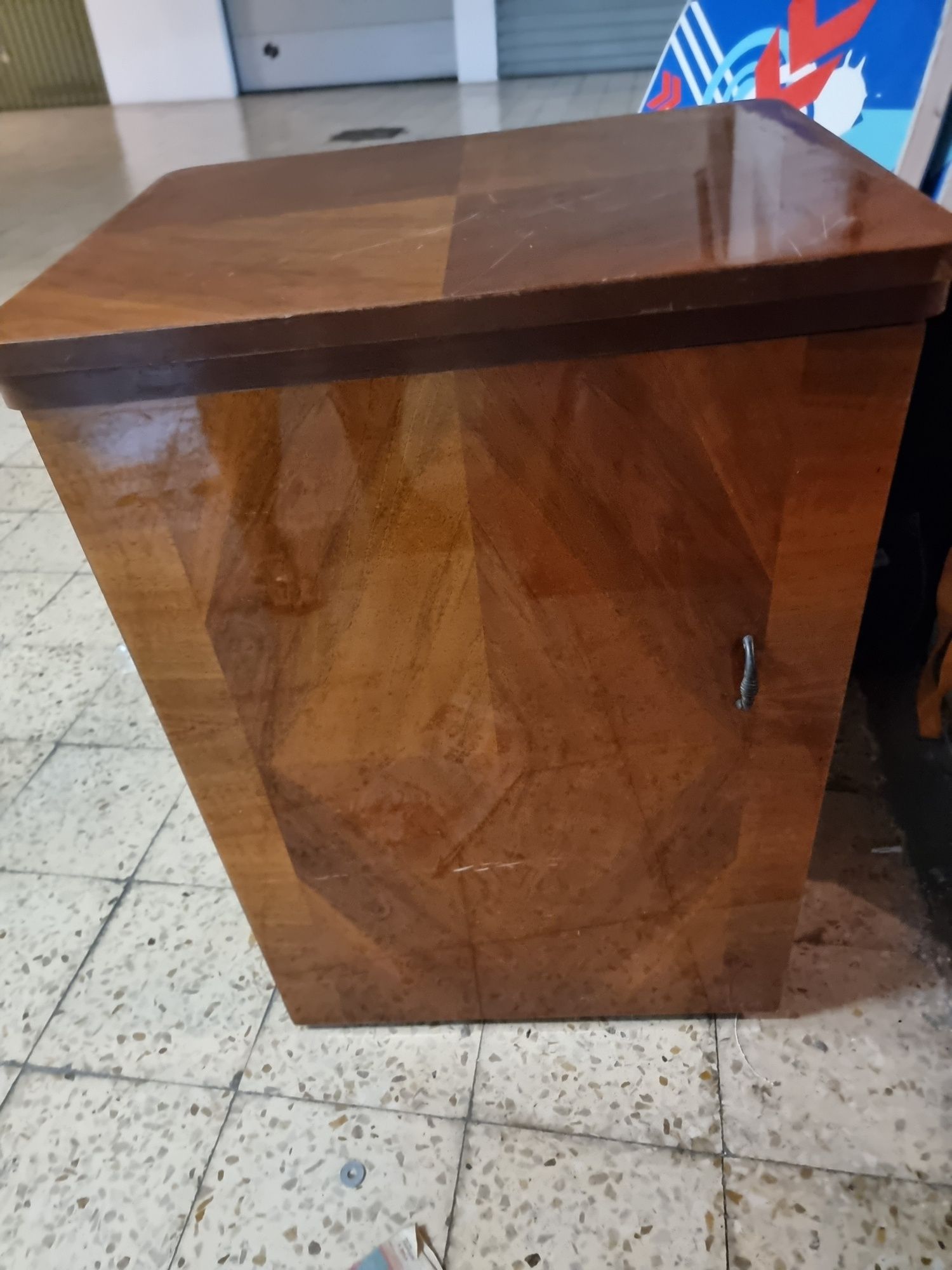 Máquina de costura com móvel