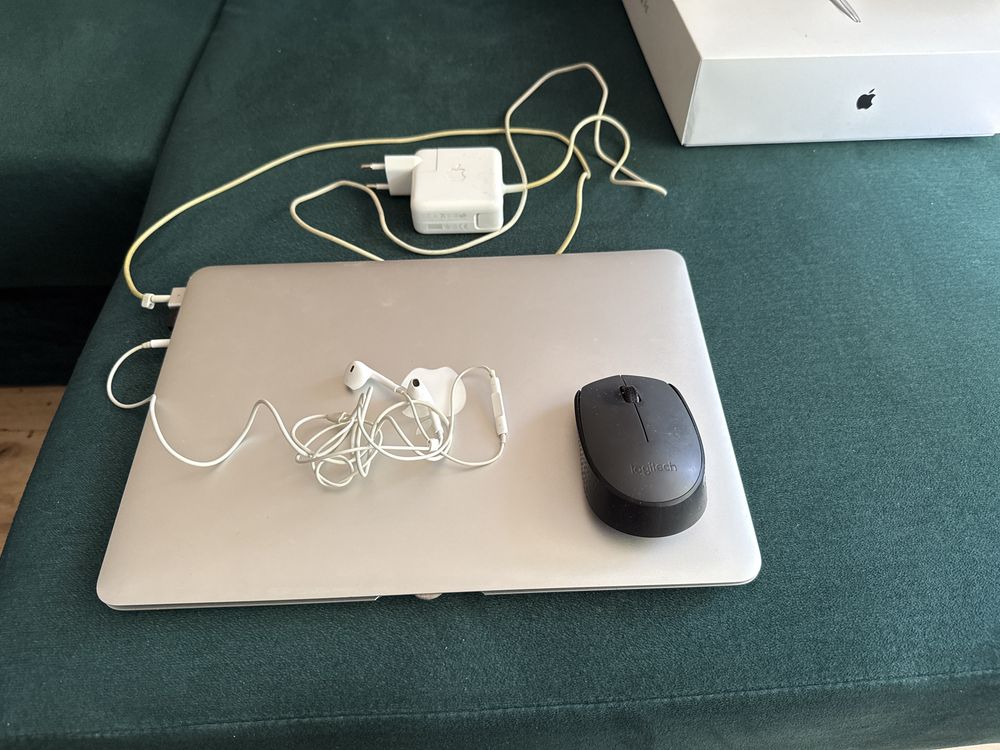 Sprzedaż używanego Macbook air 13 w dobrym stanie