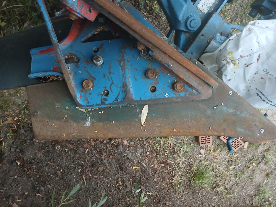 Pług obrotowy trzy skibowy