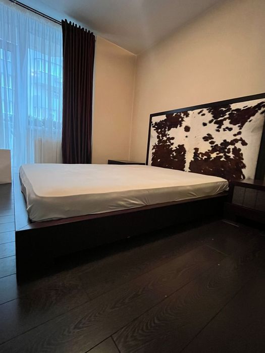 Спальний гарнітур з дерева (ліжко, узголів'я і дві тубмочки, карка