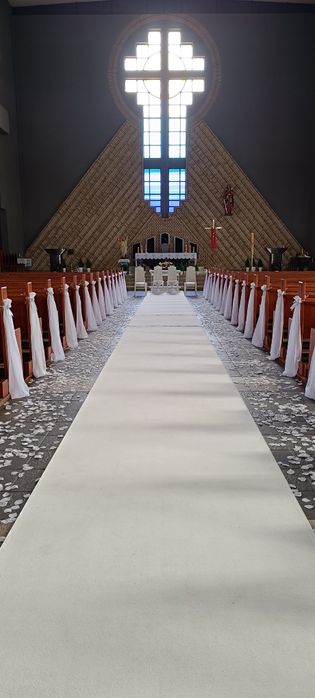 Dekoracje ślubne, dekoracja kościoła, ślub, wesele, biały dywan