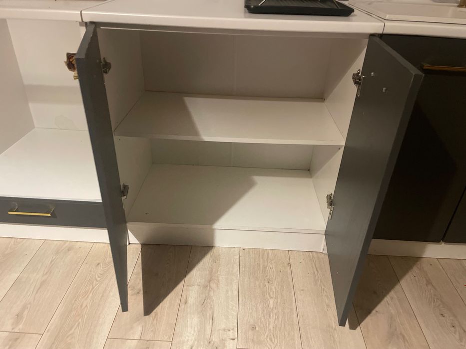 Meble kuchenne, zlewozmywak z baterią i okap