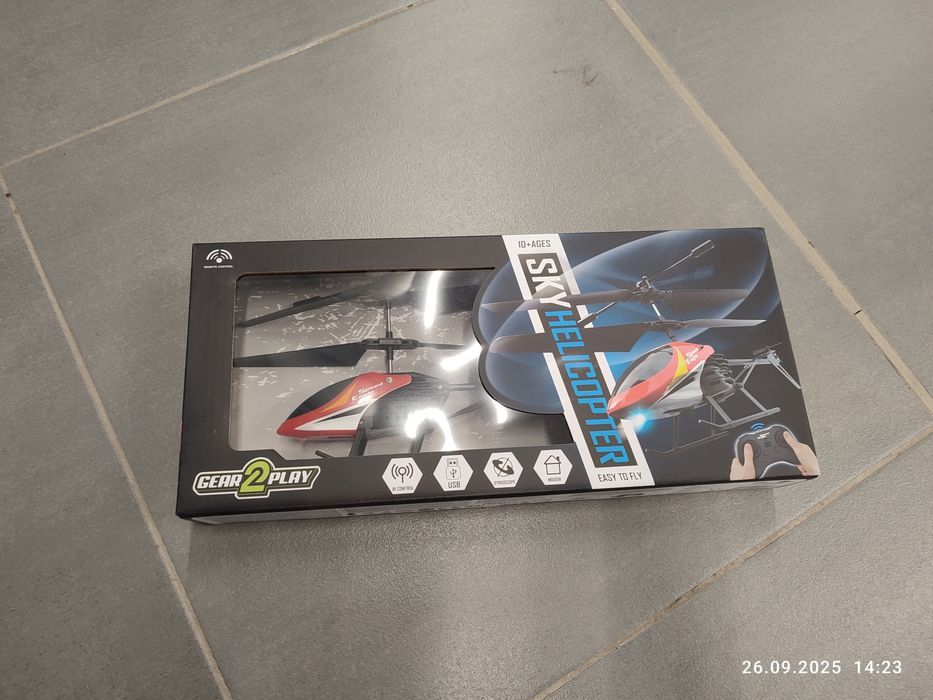 Nowy czerwony zdalnie sterowany helikopter