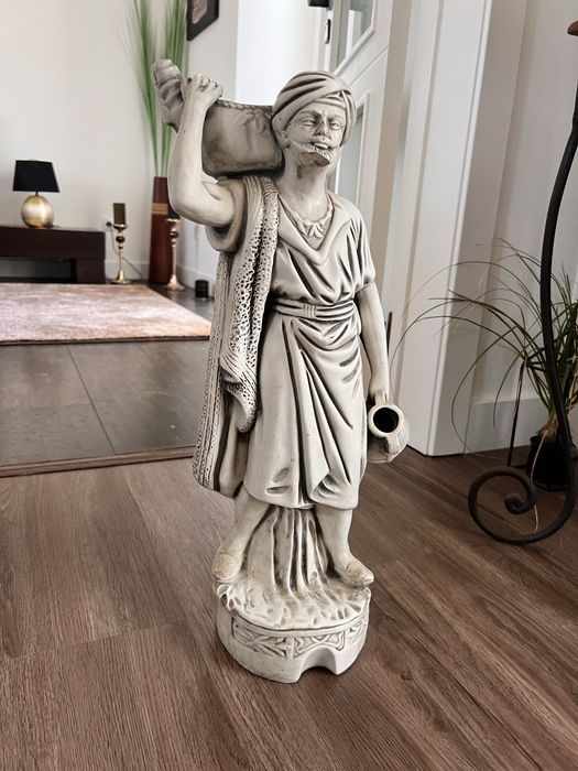 Linda estatia retro em marfinite.