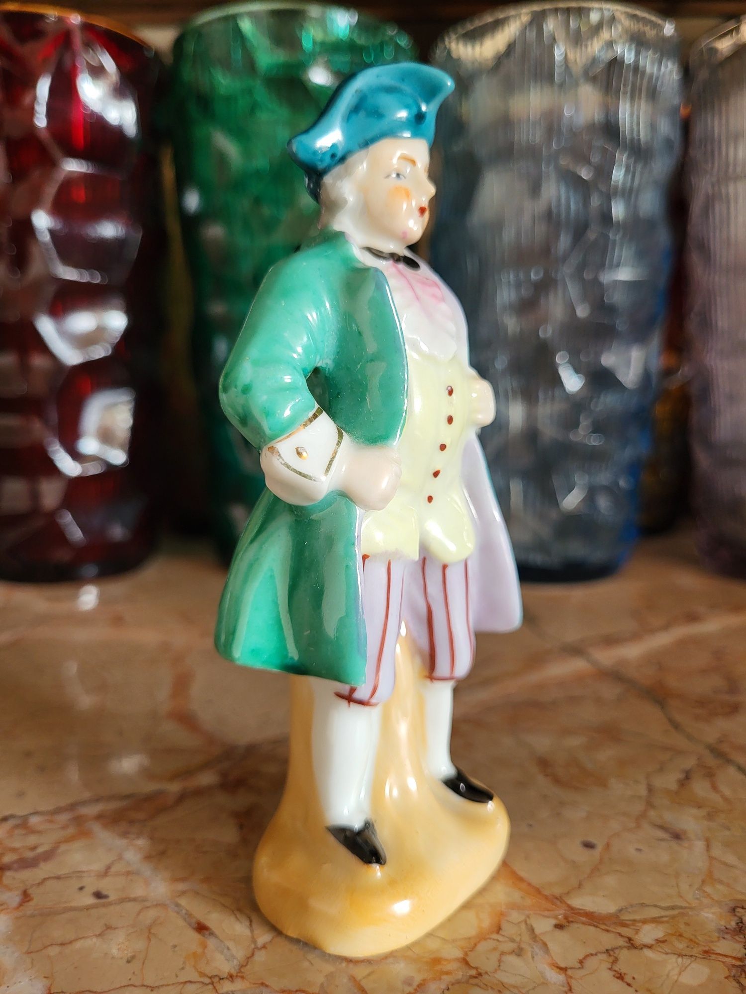 Porcelanowa figurka szlachcica