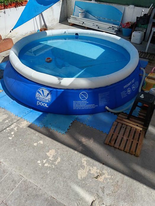 Piscinas uma redonda e outra retangular