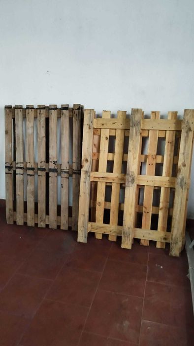 Conjunto de paletes de madeira