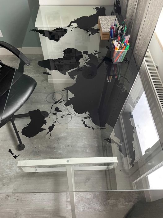 Biurko szklane IKEA TORFINN z metalową nogą i półką z szufladami