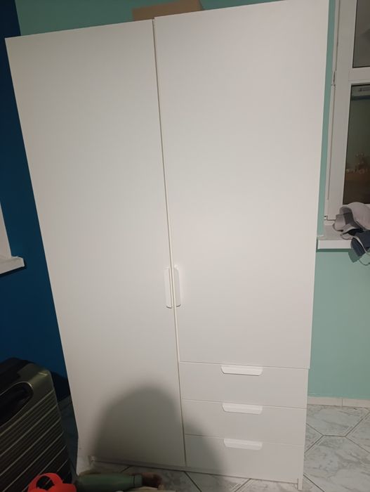 Zestaw białych mebli do sypialni oraz narożnik